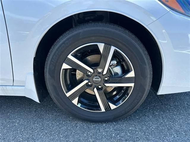 Photo of 2025 Cloud White Nissan Sentra