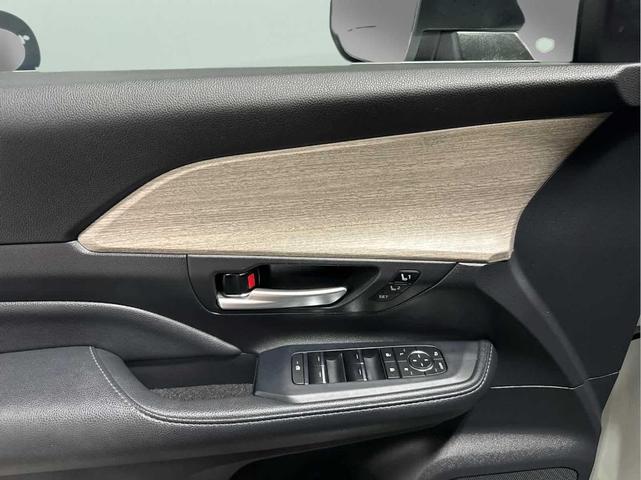 Photo of 2024 Wind Chill Pearl Toyota Grand Highlander