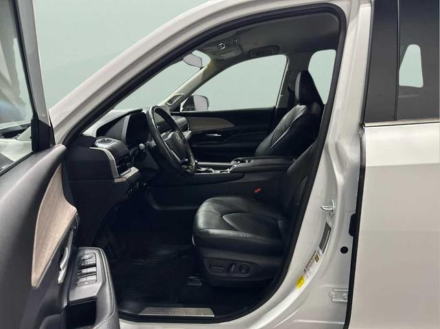 Photo of 2024 Wind Chill Pearl Toyota Grand Highlander