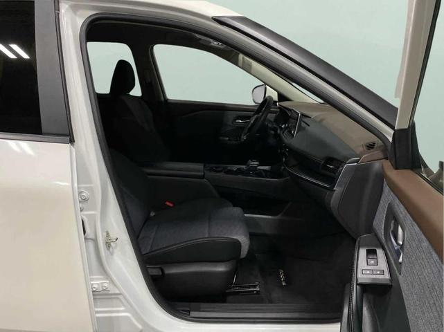 Photo of 2023 White Nissan Rogue