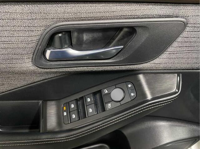 Photo of 2023 White Nissan Rogue