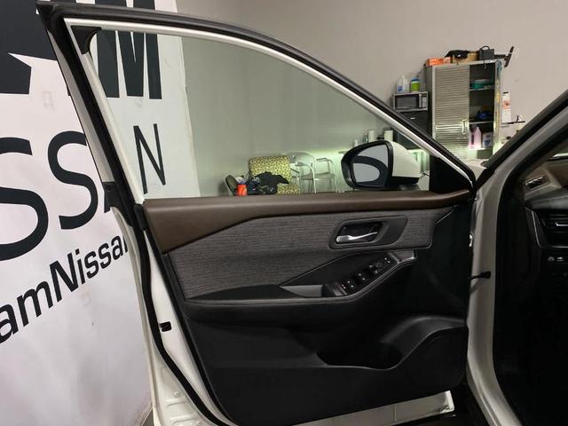 Photo of 2023 White Nissan Rogue