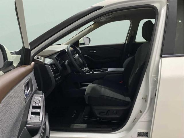 Photo of 2023 White Nissan Rogue