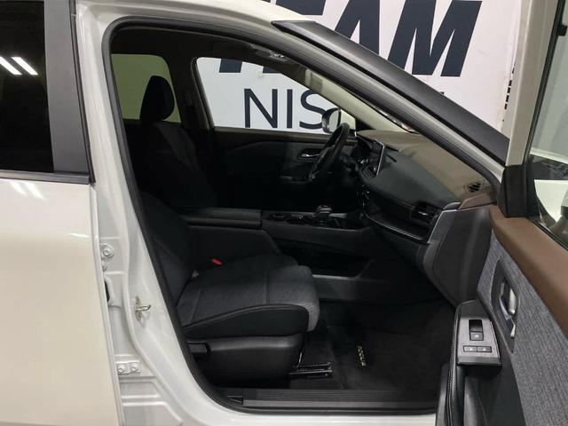 Photo of 2023 White Nissan Rogue