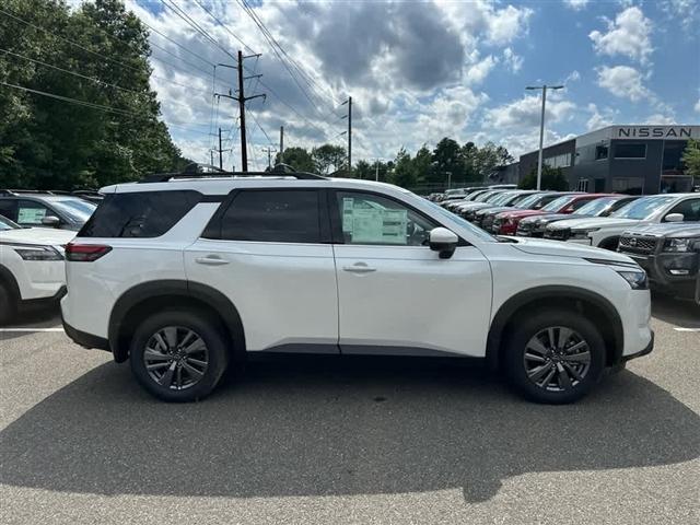 Photo of 2025 Everest White P Nissan Pathfinder