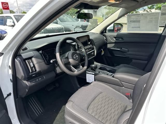 Photo of 2025 Everest White P Nissan Pathfinder