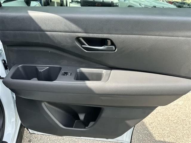 Photo of 2025 Everest White P Nissan Pathfinder