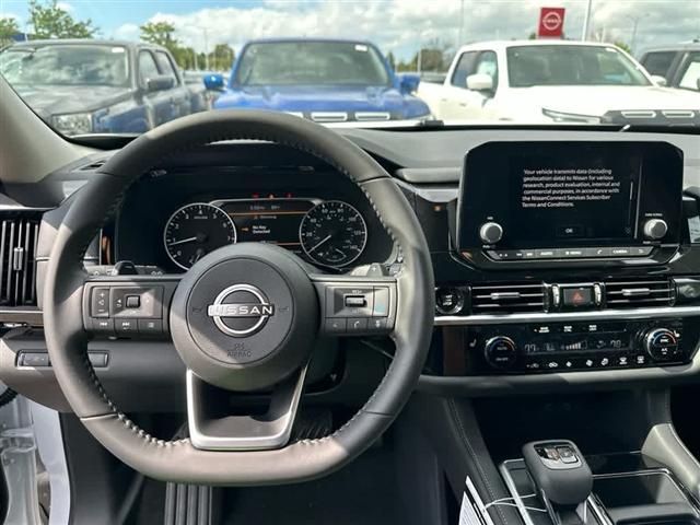 Photo of 2025 Everest White P Nissan Pathfinder