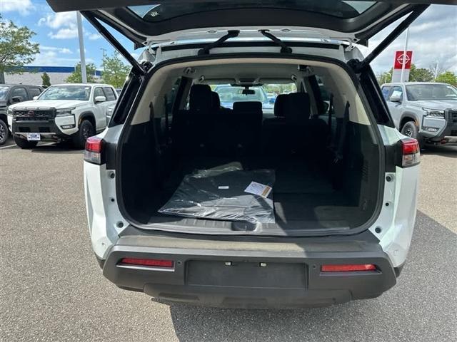Photo of 2025 Everest White P Nissan Pathfinder