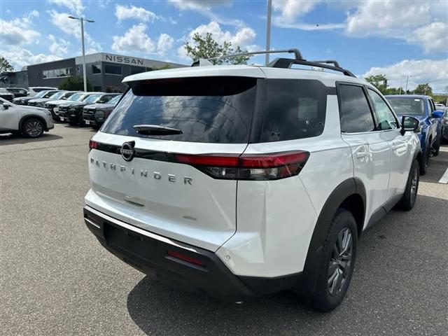 Photo of 2025 Everest White P Nissan Pathfinder