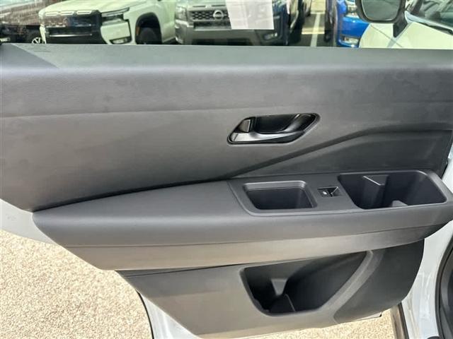 Photo of 2025 Everest White P Nissan Pathfinder