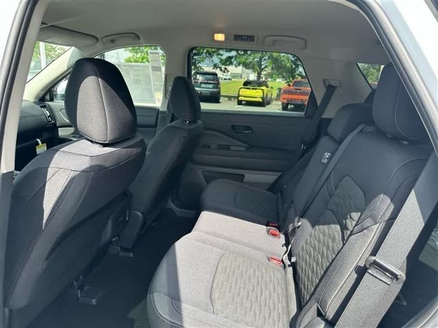 Photo of 2025 Everest White P Nissan Pathfinder