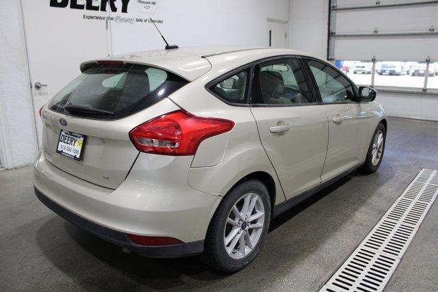 Photo of 2018 White Gold Metallic Ford Focus