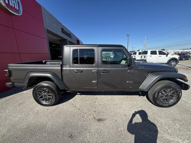Photo of 2025 Granite Crystal Metallic Clearcoat Jeep Gladiator