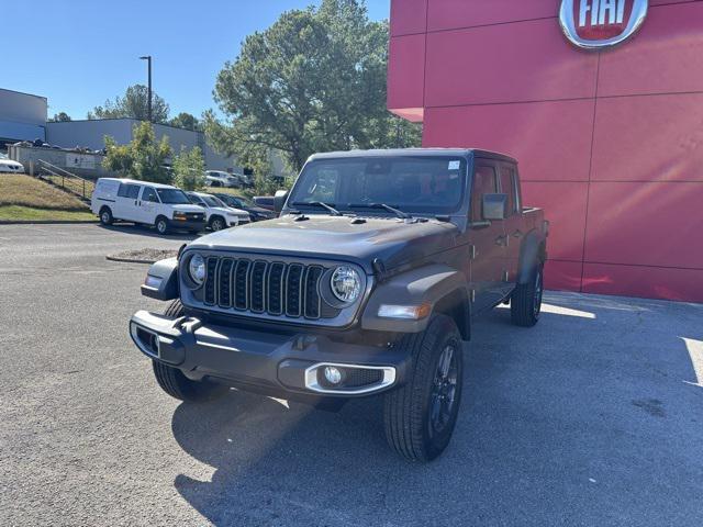 Photo of 2025 Granite Crystal Metallic Clearcoat Jeep Gladiator