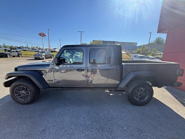 Photo of 2025 Granite Crystal Metallic Clearcoat Jeep Gladiator