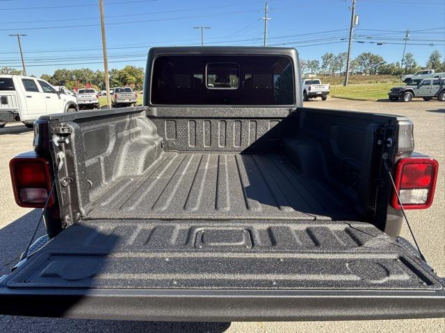 Photo of 2025 Granite Crystal Metallic Clearcoat Jeep Gladiator