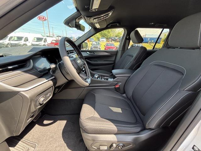 Photo of 2025 Bright White Clearcoat Jeep Grand Cherokee