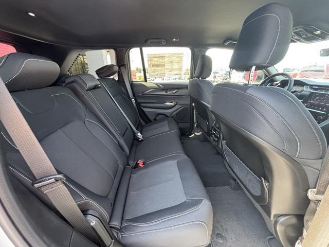 Photo of 2025 Silver Zynith Jeep Grand Cherokee