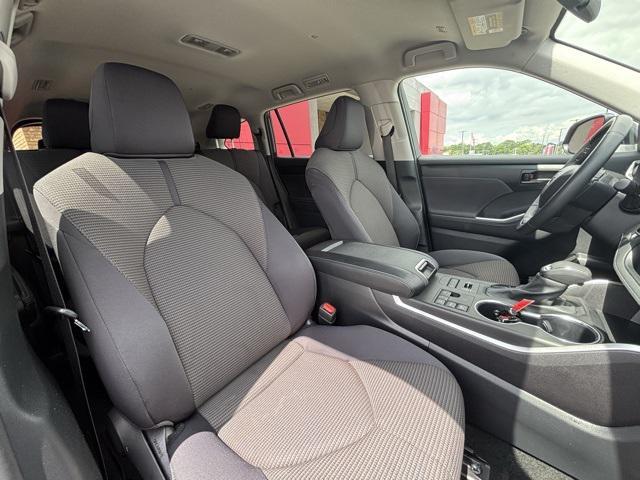 Photo of 2024 Moon Dust Toyota Highlander