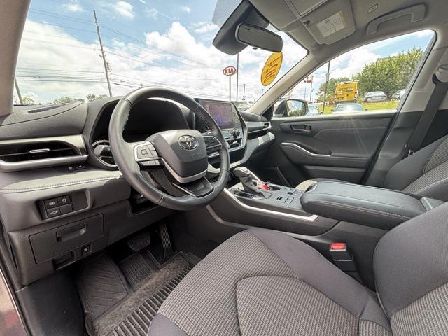 Photo of 2024 Moon Dust Toyota Highlander