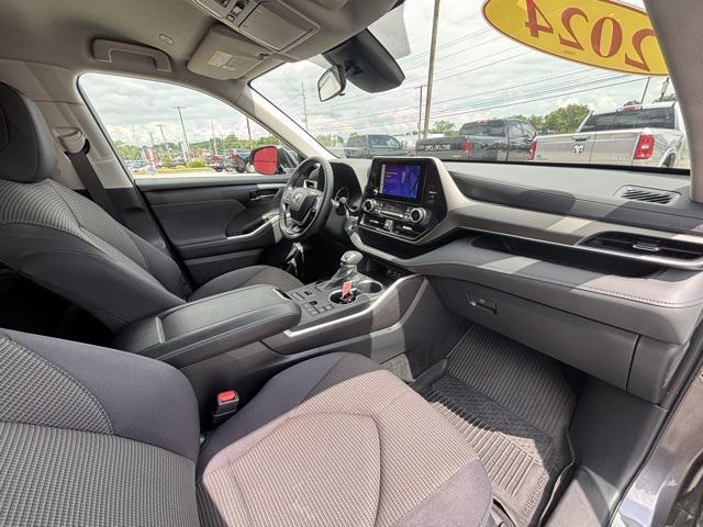 Photo of 2024 Moon Dust Toyota Highlander