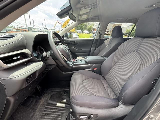Photo of 2024 Moon Dust Toyota Highlander