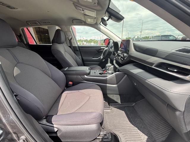 Photo of 2024 Moon Dust Toyota Highlander