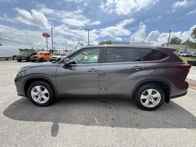Photo of 2024 Moon Dust Toyota Highlander
