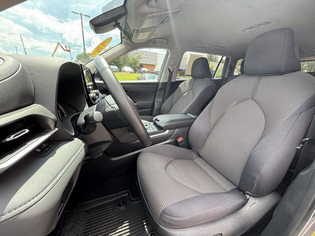 Photo of 2024 Moon Dust Toyota Highlander