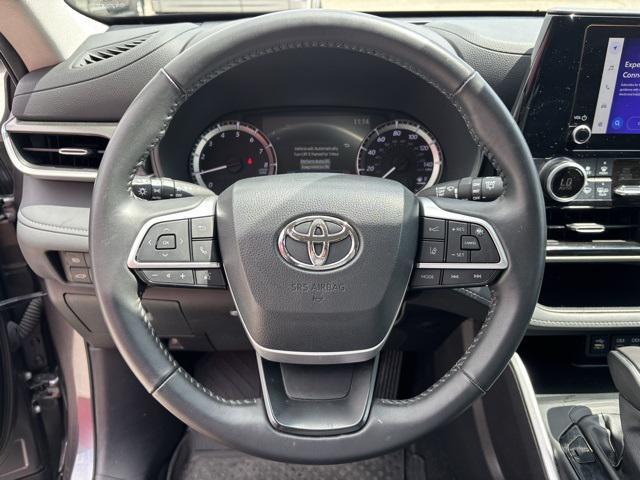 Photo of 2024 Moon Dust Toyota Highlander