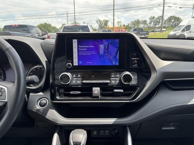 Photo of 2024 Moon Dust Toyota Highlander