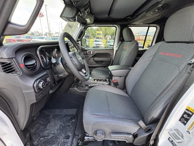 Photo of 2025 Bright White Clearcoat Jeep Gladiator