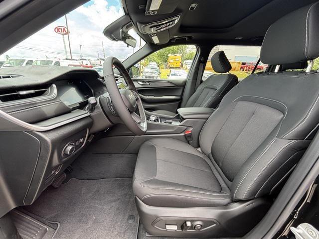 Photo of 2025 Diamond Black Crystal Pearlcoat Jeep Grand Cherokee L