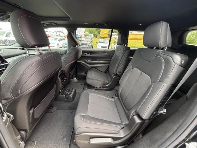 Photo of 2025 Diamond Black Crystal Pearlcoat Jeep Grand Cherokee L