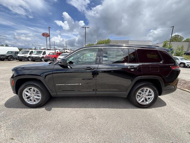 Photo of 2025 Diamond Black Crystal Pearlcoat Jeep Grand Cherokee L