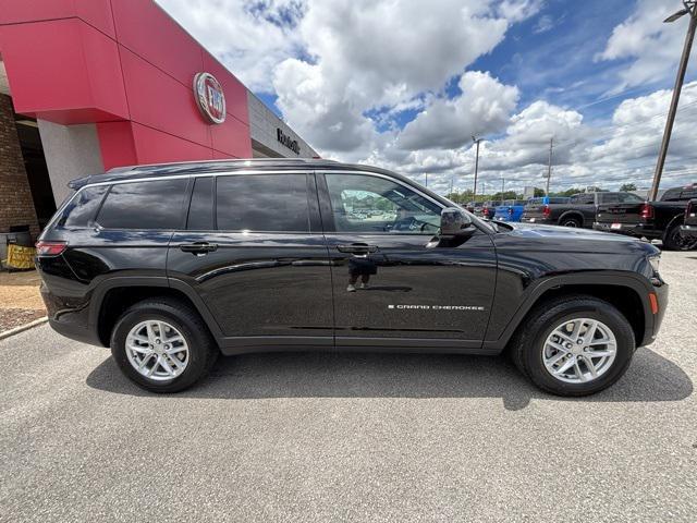 Photo of 2025 Diamond Black Crystal Pearlcoat Jeep Grand Cherokee L