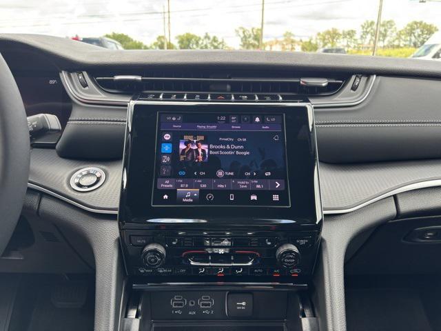Photo of 2025 Diamond Black Crystal Pearlcoat Jeep Grand Cherokee L