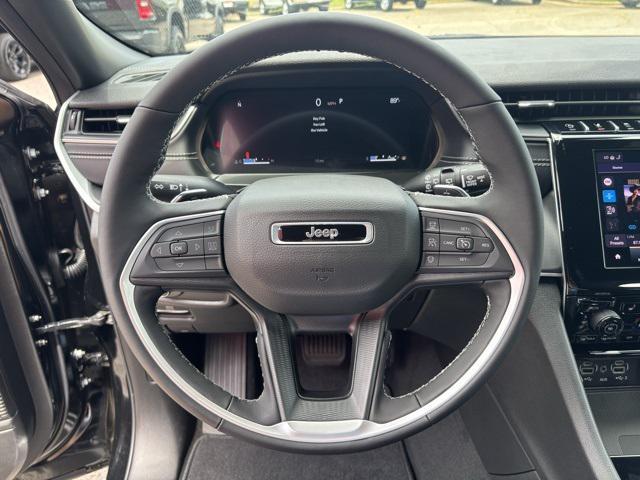 Photo of 2025 Diamond Black Crystal Pearlcoat Jeep Grand Cherokee L