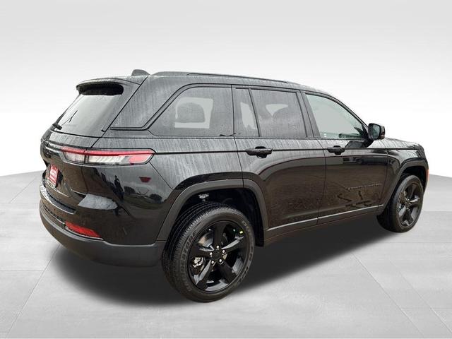 Photo of 2025 Diamond Black Crystal Pearlcoat Jeep Grand Cherokee