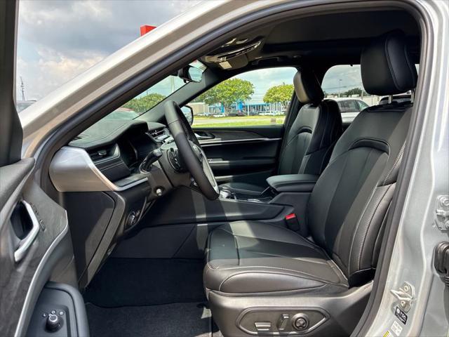 Photo of 2025 Silver Zynith Jeep Grand Cherokee L