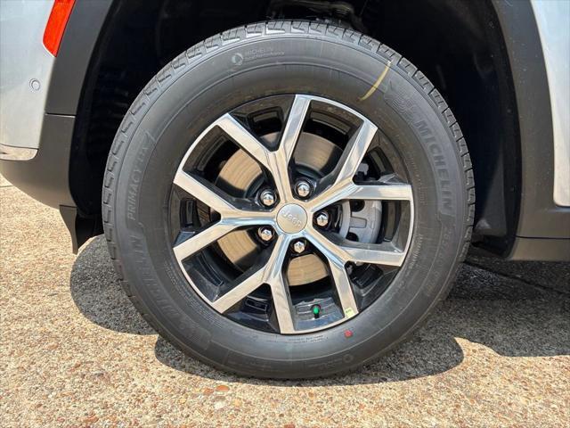 Photo of 2025 Silver Zynith Jeep Grand Cherokee L