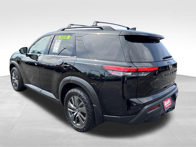 Photo of 2022 Super Black Nissan Pathfinder