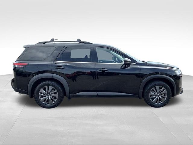 Photo of 2022 Super Black Nissan Pathfinder