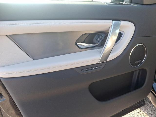 Photo of 2025 Santorini Black Metallic Land Rover Discovery Sport