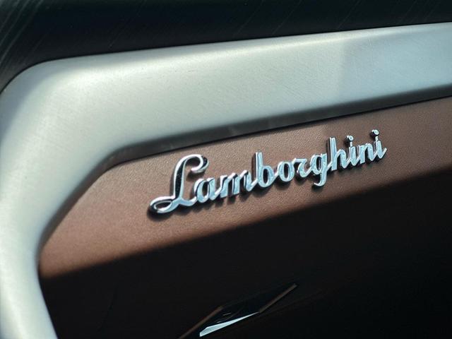 Photo of 2019 Blu Eleos Metallic Lamborghini Urus