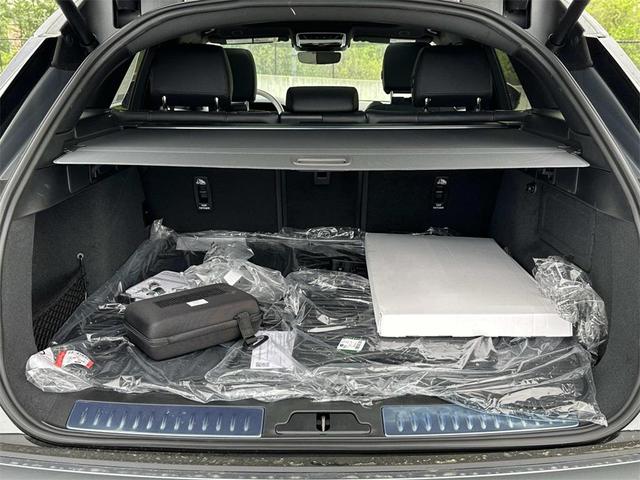 Photo of 2026 Zadar Grey Premium Metallic Land Rover Range Rover Velar