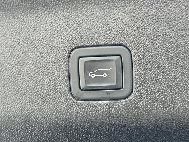 Photo of 2024 Summit White GMC Yukon XL