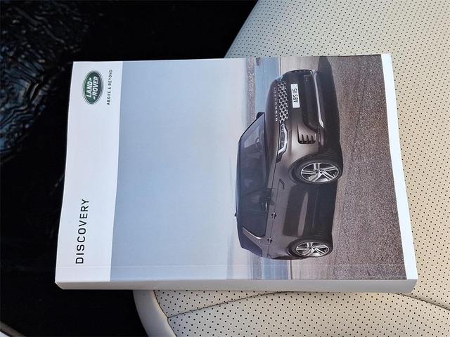 Photo of 2023 Silicon Silver Premium Metallic Land Rover Discovery