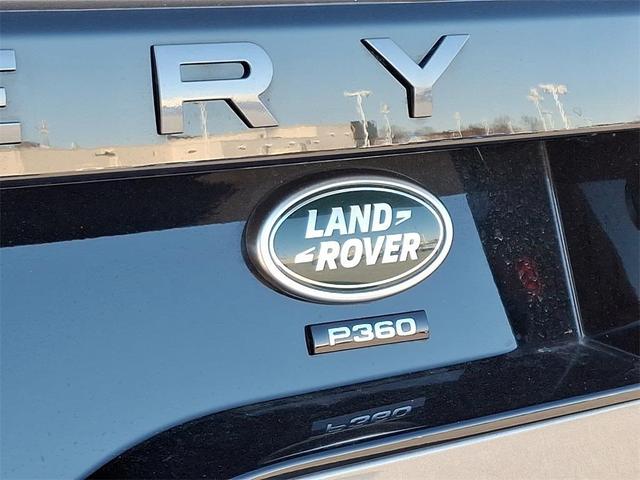 Photo of 2023 Silicon Silver Premium Metallic Land Rover Discovery